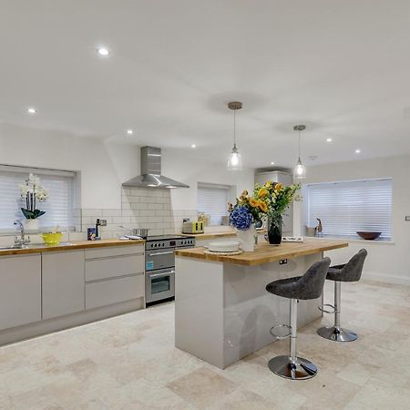 Spacious 6-Bed Home, Near The Norfolk Broads Clippesby المظهر الخارجي الصورة