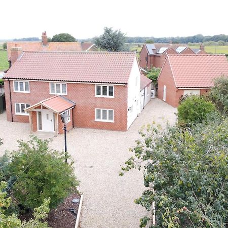Spacious 6-Bed Home, Near The Norfolk Broads Clippesby المظهر الخارجي الصورة