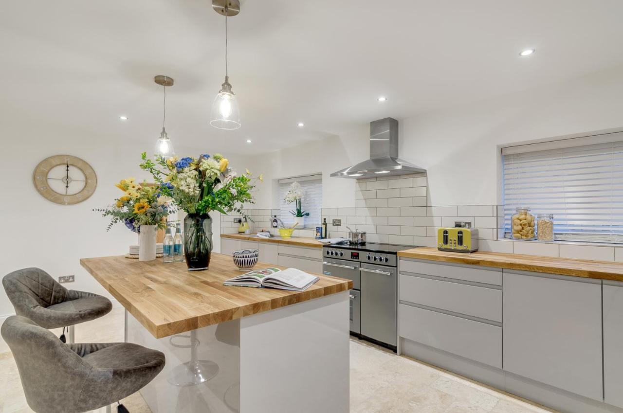 Spacious 6-Bed Home, Near The Norfolk Broads Clippesby المظهر الخارجي الصورة