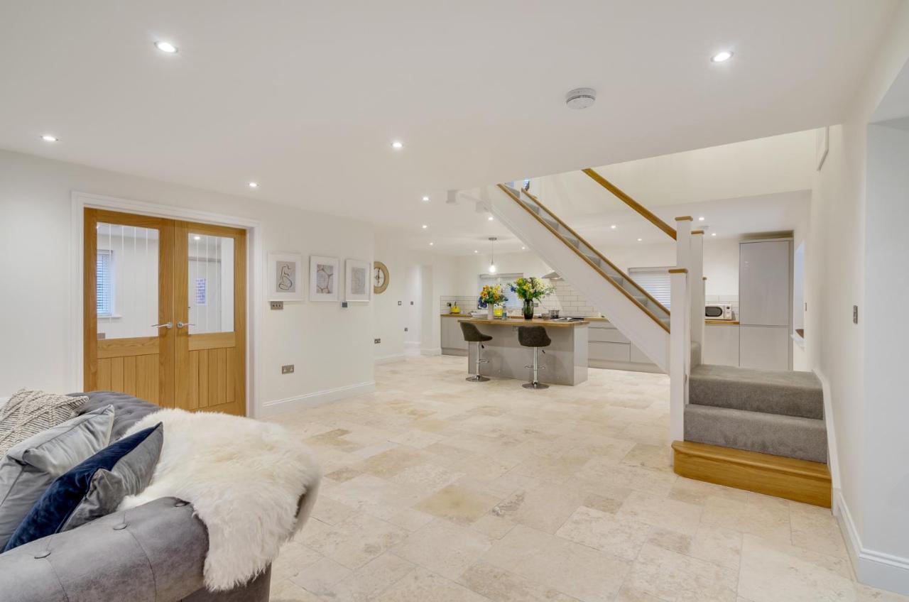 Spacious 6-Bed Home, Near The Norfolk Broads Clippesby المظهر الخارجي الصورة
