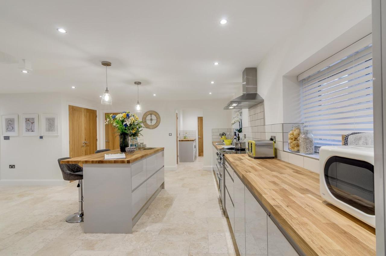 Spacious 6-Bed Home, Near The Norfolk Broads Clippesby المظهر الخارجي الصورة
