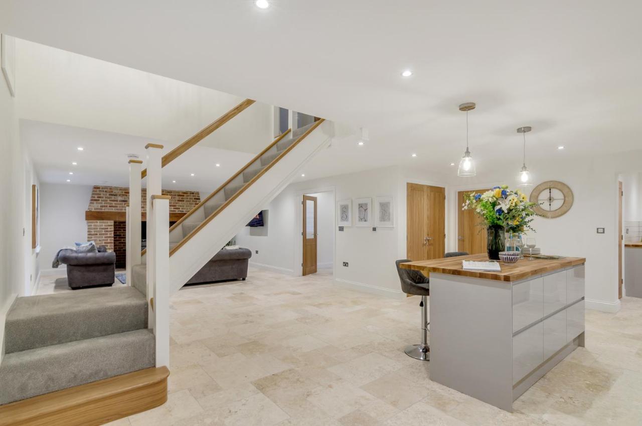 Spacious 6-Bed Home, Near The Norfolk Broads Clippesby المظهر الخارجي الصورة