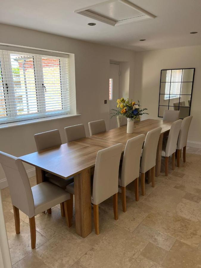 Spacious 6-Bed Home, Near The Norfolk Broads Clippesby المظهر الخارجي الصورة
