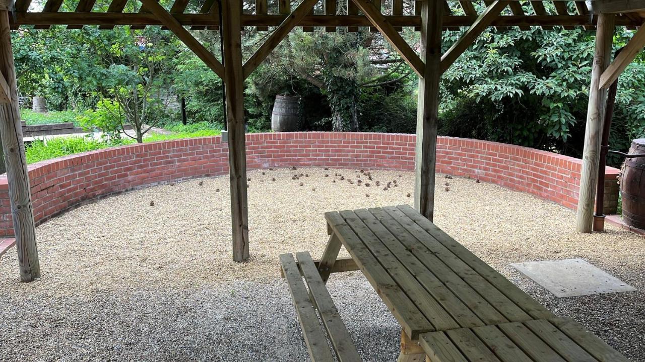 Spacious 6-Bed Home, Near The Norfolk Broads Clippesby المظهر الخارجي الصورة